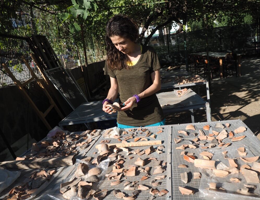 Rabia Aktaş arkeolojik kalıntıları incelerken.