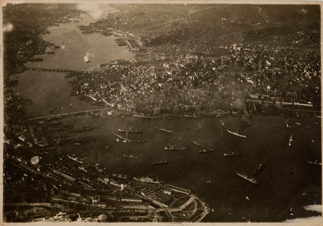 İşgal donanmasını Haliç girişinde gösteren hava fotoğrafı, 3 Ağustos 1919. Suna ve İnan Kıraç Vakfı Fotoğraf Koleksiyonu